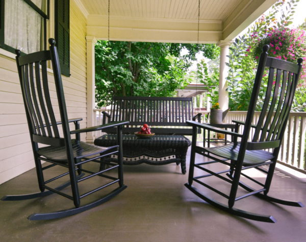 Teras depan dengan kursi goyang